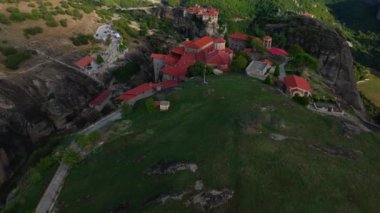 Hava perspektifleri, Yunanistan 'da çarpıcı bir kaya oluşumunun tepesine tünemiş Meteora manastırlarını sergiliyor ve çarpıcı mimari ve zengin kültür mirasını vurguluyor..