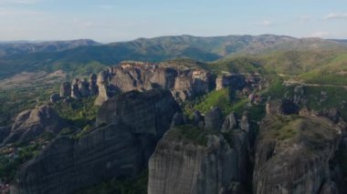 Yunanistan 'ın Kalambaka kenti yakınlarındaki antik manastırların yer aldığı çarpıcı Meteora kaya oluşumlarını hava manzaraları vurguluyor.