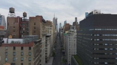 Havadan görüntüler, sarı taksilerle hareketli bir New York caddesi yakalıyor. İkonik Empire State Binası ise arka planda canlı bir siluet hattına karşı..