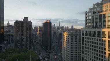 Hava görüntülerinde, akşam trafiğinin yoğun olduğu saatlerde canlı bir New York sokağı gösteriliyor. Güneş batarken ve şehir sahnesini sıcak bir ışıltıyla aydınlatırken canlı bir enerji vurgulanıyor..