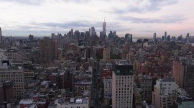 Gökdelenler, canlı caddeler ve alacakaranlıkta Hudson Nehri ile dolu canlı bir şehir olan One World Ticaret Merkezi 'nin yer aldığı Manhattan' ın alt kısımlarını hava görüntülemektedir..