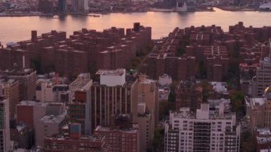 New York 'taki Stuyvesant Town ve Peter Cooper Village üzerinde güneşin batışını gösteren hava görüntülerinde, alacakaranlıkta canlı bir gökyüzü ve renkli bulutlar görülüyor..