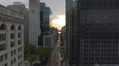 Güneşin New York üzerinde doğuşunu gösteren hava görüntüleri güneş ışığının cam binalardan yansımasıyla ufuk çizgisini aydınlatarak şafak vakti çarpıcı bir şehir manzarası yaratıyor..