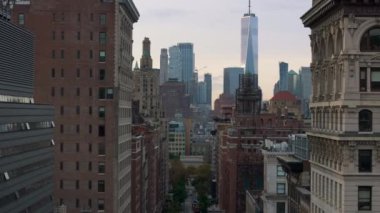 New York 'taki Tribeca mahallesinin havadan görüntüsü. Kamera binaların çatısını tarıyor ve uzaktaki bir Dünya Ticaret Merkezi 'ni gösteriyor..