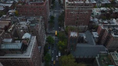 Sarı taksiler, yüksek binalar ve çatılarla çevrili hareketli bir New York caddesinde dolaşarak şehir hayatının özünü ve canlı şehir atmosferini yakalıyor..