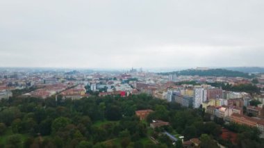 Çek Cumhuriyeti 'nin Brno şehrinin üzerinde hareket eden bir kamera var. Park Luzanky 'nin yemyeşil ağaçları ön tarafı doldururken, Spilberk Kalesi uzaktan görülebiliyor..
