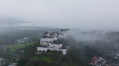 Hava görüntüleri Avusturya 'nın Salzburg kentindeki Hohensalzburg Kalesi' ni kaplayan sisi ortaya çıkardı. Sahne, bu tarihi yeri çevreleyen sis ve bulutların çarpıcı bir karışımını yakalıyor..