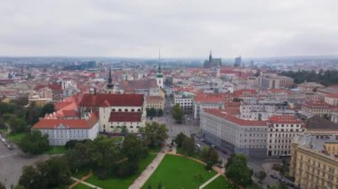 Çek Cumhuriyeti 'nin Brno şehrinde kameralar görülüyor. Ön planda kırmızı çatılar ve yemyeşil bir şehir parkı göze çarpıyor..