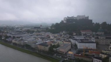Avusturya 'nın Salzburg kentinin Hohensalzburg Kalesi' nin havadan görünüşü. Salzach Nehri şehir merkezine doğru esiyor..