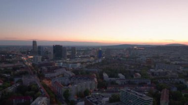 Altın saat Bratislava 'yı sıcak bir ışıltıyla yıkıyor, şehir ışıkları parıldamaya başladığında ufuk çizgisini vurguluyor, şehir manzarası üzerinde büyüleyici bir akşam havası yaratıyor..