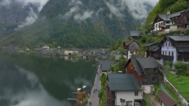 Havadan çekilen görüntüler Avusturya Hallstatt 'ü gösteriyor. Göl boyunca yürüyen turistler bulutların üzerinde süzülürken bu büyüleyici alp köyünde huzur ve resim gibi bir manzara yaratıyor..