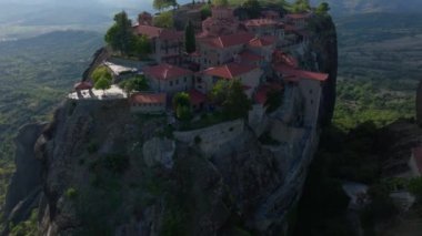 Büyük Meteoron 'un Kutsal Manastırı' nı vurgulayan hava manzarası, Yunanistan 'ın Meteora kentinde dramatik bir kaya oluşumuna tünemiş tarihi bir mekan olan Kurtarıcının Dönüşümü.