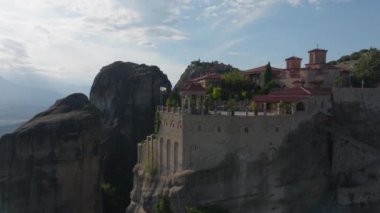 Yunanistan 'ın Meteora kentindeki dik bir uçurumun tepesinde Varlaam Manastırı' nı aydınlatan güneş ışığı, bu UNESCO Dünya Mirası sahasının nefes kesici mimarisini ve dramatik manzarasını gözler önüne seriyor..