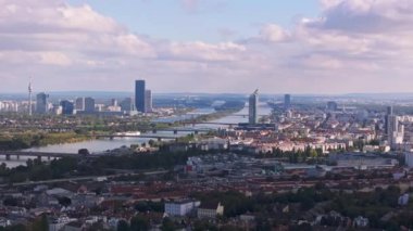 Tuna Nehri ve DC kulesinin yer aldığı Viyana, Avusturya hava manzarası. Bulutlar tepemizden geçiyor, aşağıdaki şehir manzarasına gölge düşürüyor..