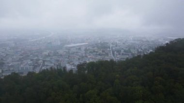 Avusturya, Salzburg 'un hava manzarası, kısmen alçak bulutlarla kaplı. Salzach Nehri bulutlu bir günde şehrin içinden akıyor..