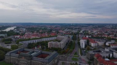 Almanya 'nın Dresden şehrinin havadan görüntüsü. Elbe Nehri şehir merkezine doğru akar, ufuk çizgisi uzaklıktan görülebilir..