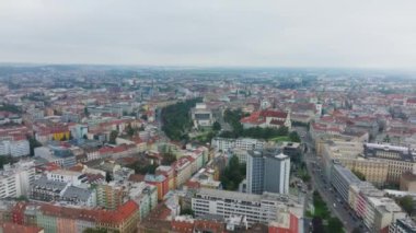 Çek Cumhuriyeti 'nin Brno kentindeki hava manzaraları, modern ve tarihi mimari, canlı parklar ve şehir içinde hareketli meydanların bir karışımını gözler önüne seriyor..