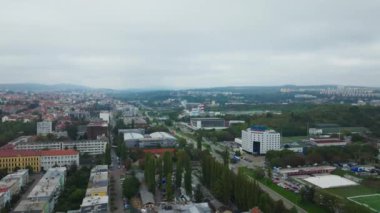 Çek Cumhuriyeti 'nin Brno şehrinin hava manzarası. Şehrin dış mahallelerinde binalar, yollar ve sanayi bölgeleri görülebilir durumda..