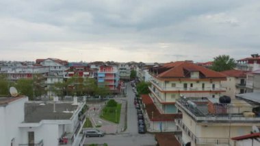 Yunanistan 'da popüler bir turizm beldesi olan Paralia Katerinis' in hava manzarası, uzakta renkli binalar, sokaklar ve Ege Denizi 'ni gösteriyor.
