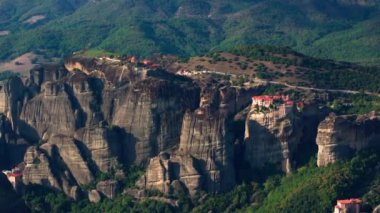 Havadan alınan görüntüler, Yunanistan 'ın Meteora kentindeki görkemli kaya oluşumlarının tepesinde yer alan Varlaam Manastırı' nın nefes kesen manzarasını ve zengin kültür mirasını gözler önüne seriyor..