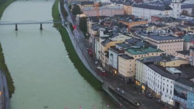 Salzburg, Avusturya 'yı kapsayan hava görüntüleri, büyüleyici Salzach Nehri' ni ve kıyılarını çevreleyen güzel mimariyi sergiliyor ve çarpıcı bir şehir manzarası oluşturuyor..