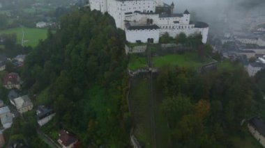 Avusturya 'nın Salzburg kentini sis kaplarken, Hohensalzburg Kalesi Festungsberg dağının tepesinde muhteşem mimari ve manzaralı güzellikleri gözler önüne seriyor..