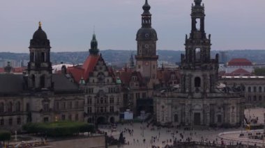 Turistler ve yerliler, Saksonya 'nın tarihi bir simgesi olan Zwinger' ın pitoresk alanlarında yürürken nefes kesen Dresden siluetine hayran kaldılar..