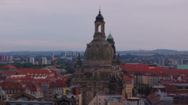 Hava görüntüsü Frauenkirche 'in karmaşık bir şekilde tasarlanmış kubbesini gösteriyor. Güneş batarken Dresden şehrinin üzerinde dikiliyor..