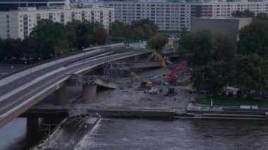 Hava görüntüleri, Almanya 'nın Dresden kentindeki bir nehrin üzerindeki köprüyü söken kazıcıları yakalıyor. Köprü çöktükten sonra inşaat işçileri ağır makineler kullanıyor..