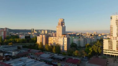 Altın ışık, güneş doğarken Bratislava şehir manzarasını yıkıyor. Komünist dönemden kalma apartman daireleri sürekli evrimi ima ediyor..
