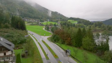 Hava görüntüleri, Avusturya Alpleri tarafından çevrelenmiş Fuschlsee 'de yol boyunca seyahat eden arabaları yakalıyor. Manzaralar doğal güzellikleri gözler önüne seriyor..