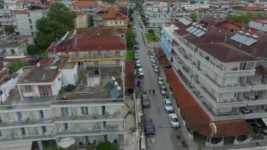 Yunanistan, Paralia Katerinis 'in kuş bakışı görüntüsü. Binalar, sokaklar ve arabalar görünür durumda. Ege Denizi çok uzakta..