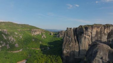 Havadan bakıldığında, Yunanistan 'daki UNESCO Dünya Mirası sahası olan Meteora' nın ikonik kaya oluşumları ve bereketli manzaraları nefes kesici doğal güzelliğini ve zengin tarihini gözler önüne seriyor..