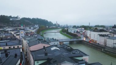 Salzach Nehri 'nin Avusturya, Salzburg' un merkezinden geçen havadan görüntüsü. Binalar ve sokaklar nehir kenarına dizilir..
