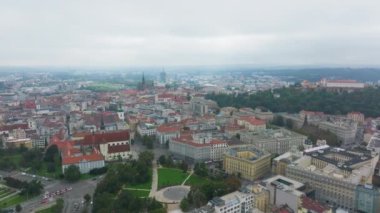 Brno 'nun havadan görünüşü çarpıcı gökdelenler sergiliyor, eşsiz şehir mimarisi ve yemyeşil manzarasını vurguluyor. Panorama hem tarihi simgeleri hem de modern şehir yaşamını yakalar..