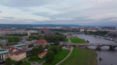 Almanya 'nın Dresden kentinin havadan görünüşünü gözler önüne seriyor. Elbe Nehri şehrin kalbinde dönüyor ve köprüler çeşitli mahalleleri birbirine bağlıyor..