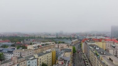 Çek Cumhuriyeti, Brno 'nun hava manzarası, kentin eşsiz mimarisini, hareketli caddelerini ve canlı şehir manzarasını vurguluyor, tarihi ve modern elementlerin bir karışımını sergiliyor..