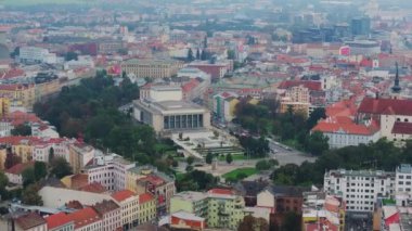 Brno, Çek Cumhuriyeti 'nin hava manzarası tarihi ve çağdaş mimari ve Brno Ulusal Tiyatrosu - Janacek Tiyatrosu' nun bir karışımını sergiliyor..