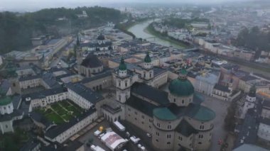 Salzburg, Avusturya 'nın hava manzarasında Salzburger Dom Katedrali ve Festung Hohensalzburg Kalesi yer almaktadır. Salzach Nehri şehrin içinden akar..