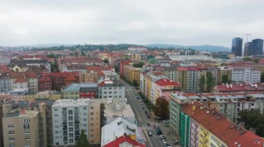 Çek Cumhuriyeti 'nin Brno şehrinin hava manzarası. Kamera şehrin bir ucundan diğer ucuna geçiyor, renkli binaları ve aşağıdaki hareketli caddeleri gösteriyor..