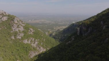 Açık mavi gökyüzünün altında görkemli dağların kucakladığı yemyeşil bir vadide kameralar yankılanıyor güneşli bir yaz gününde doğanın çarpıcı güzelliğini gösteriyor..