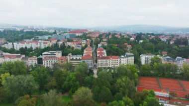 Brno, Çek Cumhuriyeti, yukarıdan görüldü. Parklar ve yeşil alanlar şehir kumaşıyla harmanlanırken, tarihi mimari alanlar caddeleri kaplıyor..