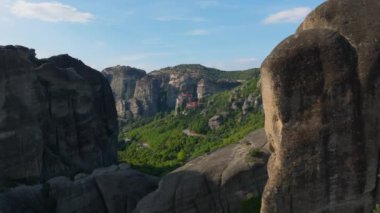 Yunanistan 'ın Meteora kentindeki çarpıcı kaya oluşumları, nefes kesici bir manzaraya karşı kayalıkların tepesine tünemiş antik manastırları çarpıcı bir şekilde sergiliyor..