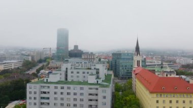 Çek Cumhuriyeti 'nin Brno kentinin her yerinde kameralar var. Çerçevede gökdelenler ve Aziz Thomas Kilisesi yer alıyor..