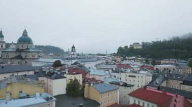 Sis dağılıp, tarihi mimari ve nefes kesen doğal manzaraların büyüleyici bir karışımını sergileyerek, Avusturya 'nın Salzburg kentinin hava görüntülerini ortaya koyuyor..