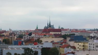 Saint Peter ve Paul Katedrali 'nin olduğu Brno çatıları. Kamera sağa dönüyor, şehri yukarıdan gösteriyor..