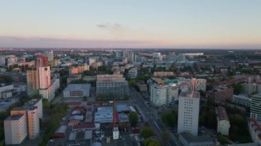 Kamera Slovakya 'nın Bratislava şehrini gösteriyor. Renkli binalar ve sokaklar batan güneşle aydınlanıyor..