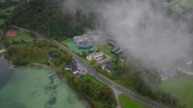 Hava görüntülerinde Alpler 'den gelen sis Fuschlsee' nin etrafını sararken Kızıl Boğa Karargahı görülüyor. Sakin atmosfer çarpıcı doğal güzelliği vurguluyor..