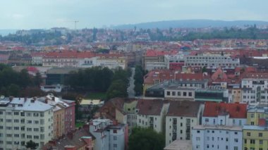 Çek Cumhuriyeti, Brno 'nun hava manzarası, canlı binaları ve manzaraları gözler önüne seriyor. Renkli mimari şehir cazibesini artırarak büyüleyici bir şehir manzarası oluşturuyor..