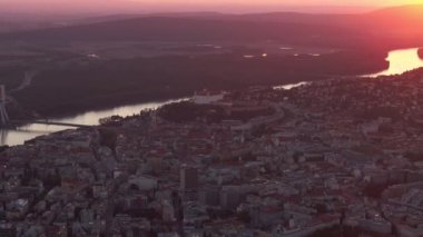 Slovakya 'nın başkenti Bratislava akşam ışığında parlıyor. Tuna Nehri batan güneşin altın renklerini yansıtıyor..